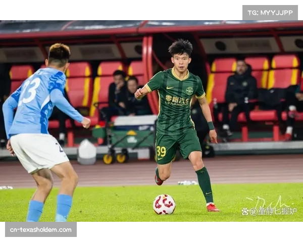 浙江队王钰栋梅开二度后右小腿伤退 自行走上大巴显示伤势不算严重